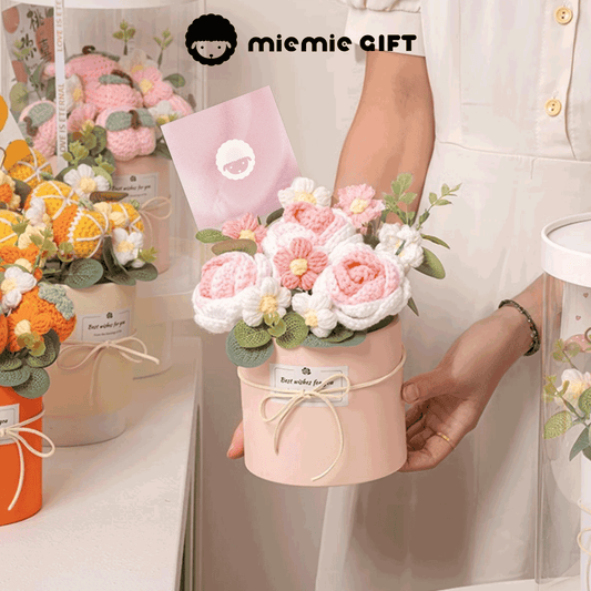 Knitted flower Bouquet A bouquet of hand-knitted pink rose a beautiful and meaningful gift presented in pink bucket and gift card