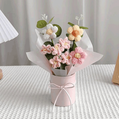 Crocheted forget-me-not with White Paper A hand-knitted daisy wrapped in white paper, a simple yet elegant gift