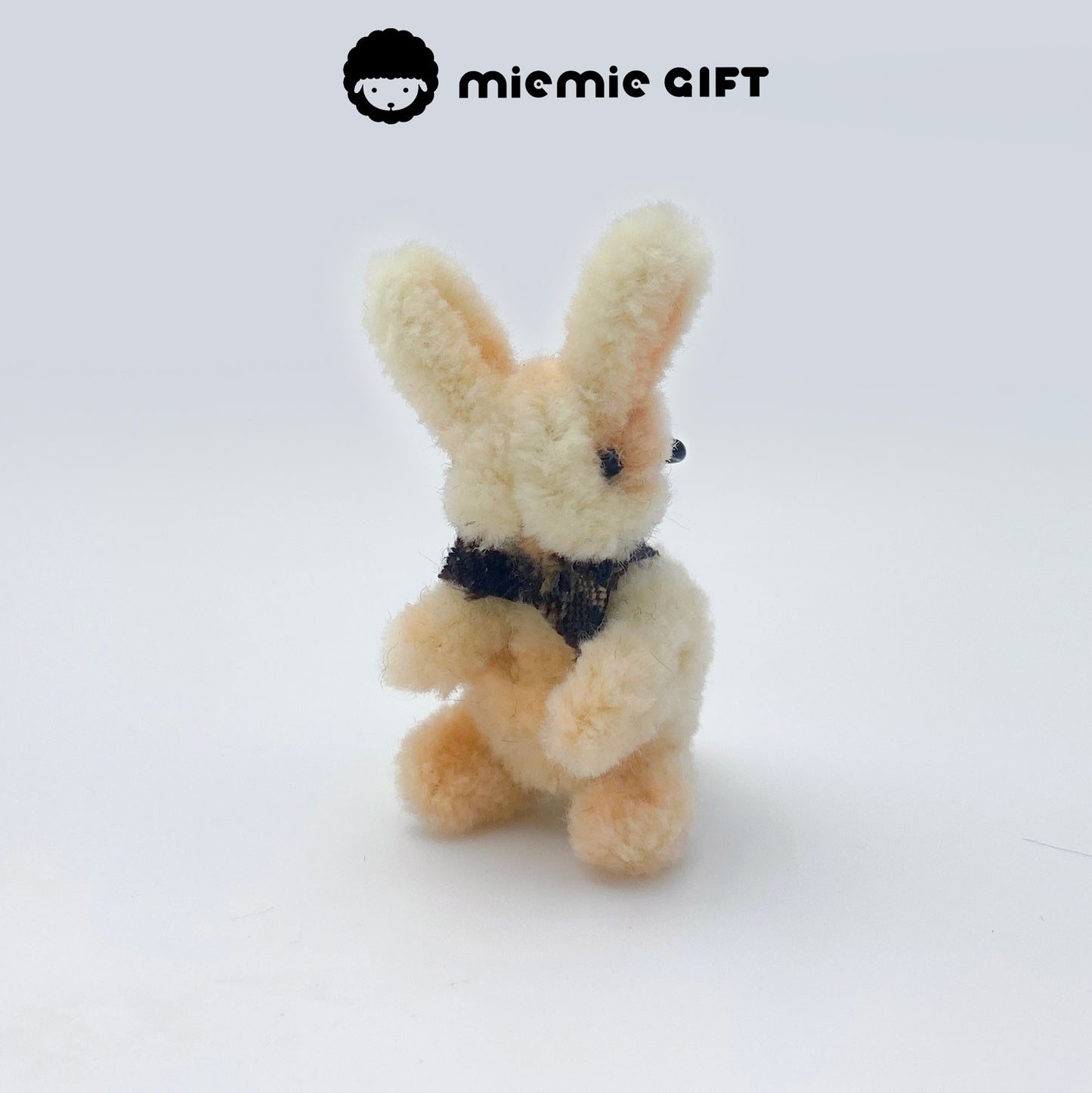 Easter Bunny Brooch in Cream Wool: Handmade cream-colored bunny brooch made from wool pipe cleaners. High-density and detailed, it’s ideal for Easter celebrations and gifts
