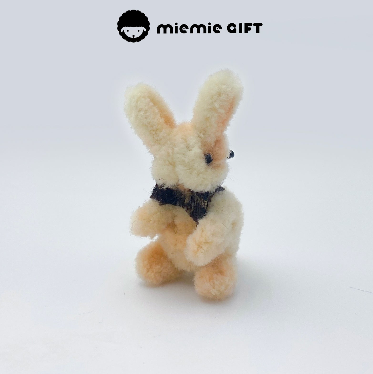 Easter Bunny Brooch in Cream Wool: Handmade cream-colored bunny brooch made from wool pipe cleaners. High-density and detailed, it’s ideal for Easter celebrations and gifts