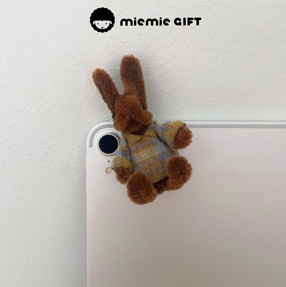 Handmade Easter Bunny Fridge Magnet in Brown: Made with high-density wool pipe cleaners, this brown bunny magnet is a charming Easter accessory. Ideal for decorating your fridge during the holiday