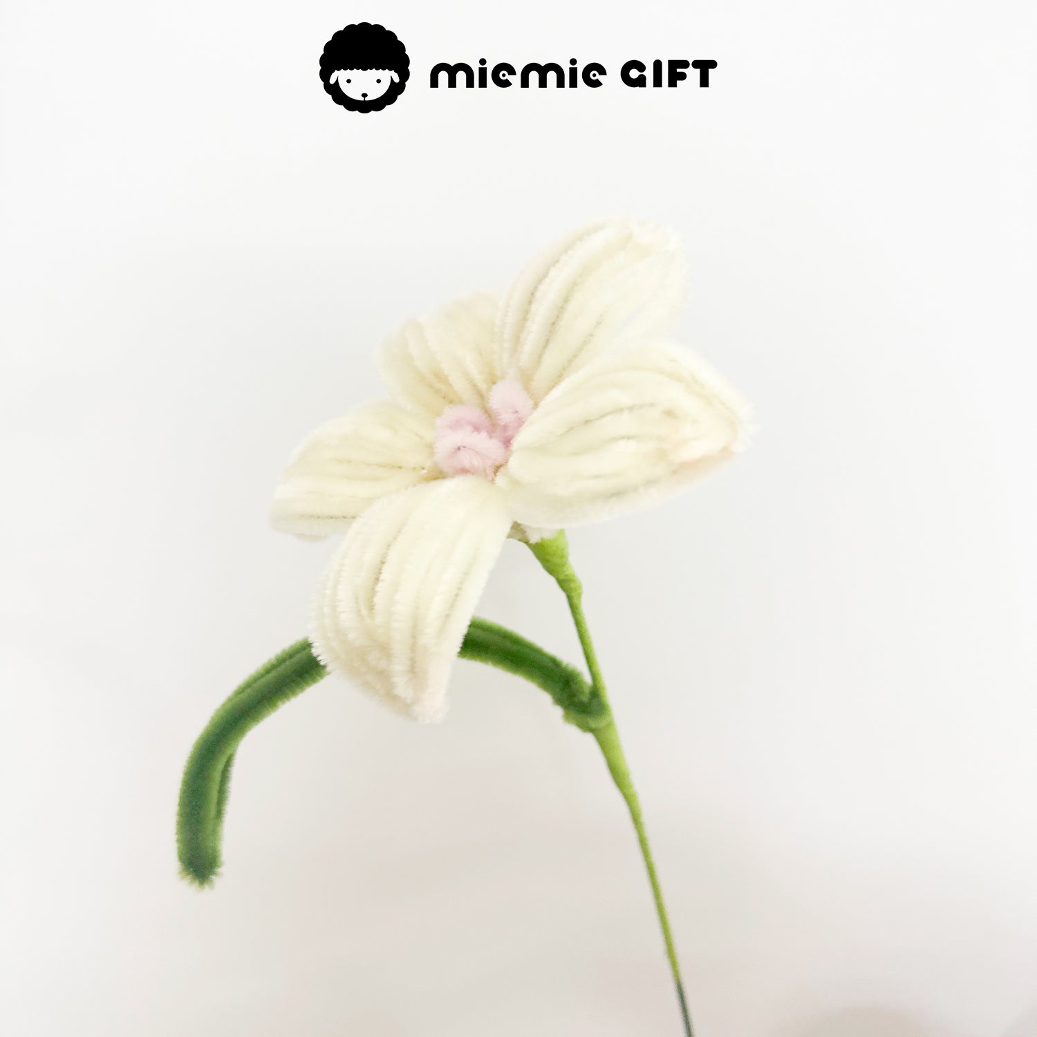 A beautifully crafted white lily made from soft pipe cleaners, featuring a realistic floral design. Ideal for DIY lovers, handmade décor, and creative floral arrangements.
