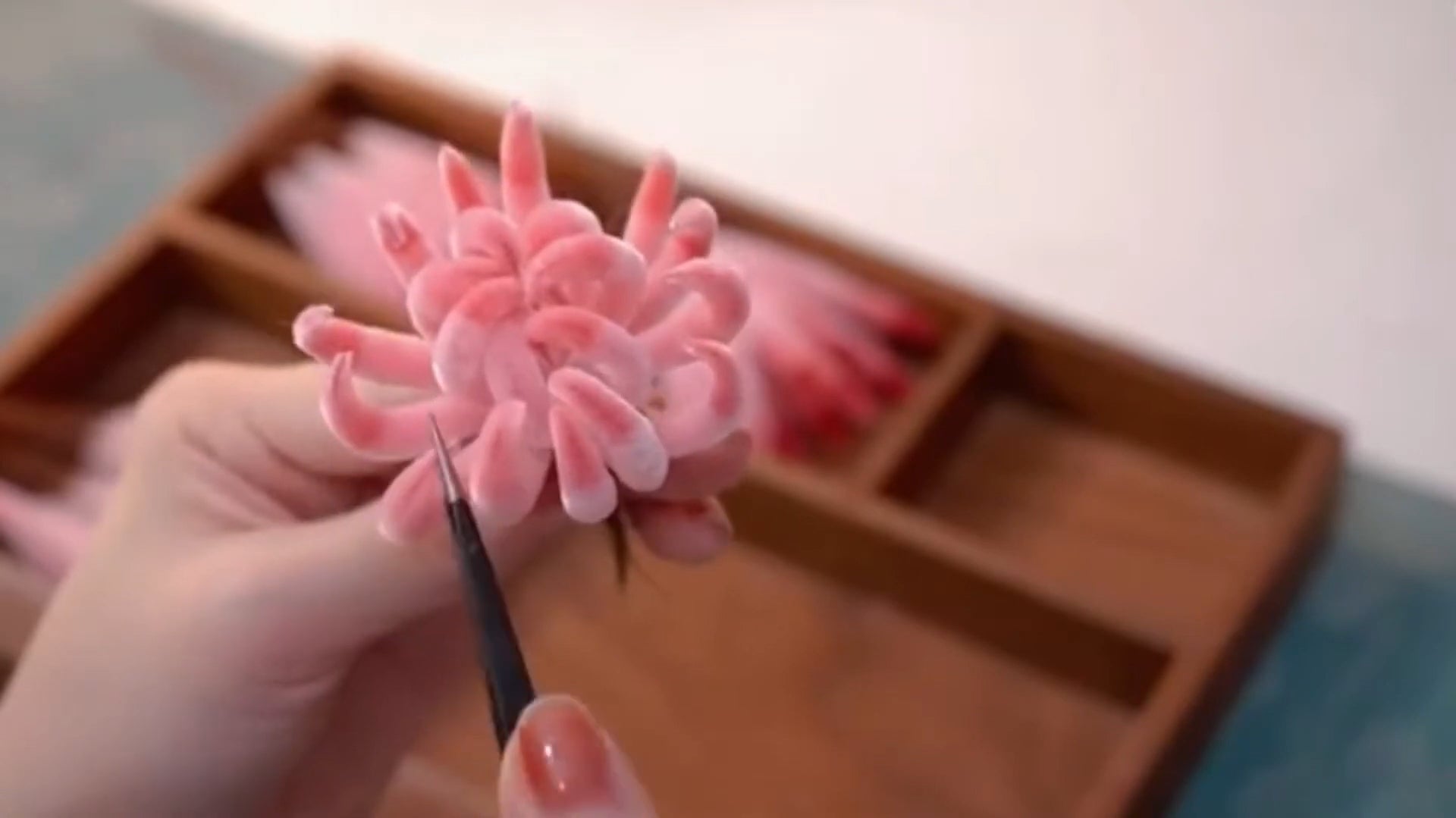 Lataa video: A YouTube video showcasing the intricate craftsmanship of traditional velvet flowers, blending Chinese cultural heritage with modern design aesthetics. Explore the detailed artistry and cultural significance of these exquisite creations.