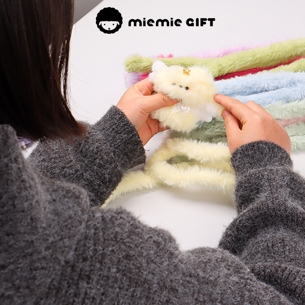 Flexible and durable plush pipe cleaners for creative projects