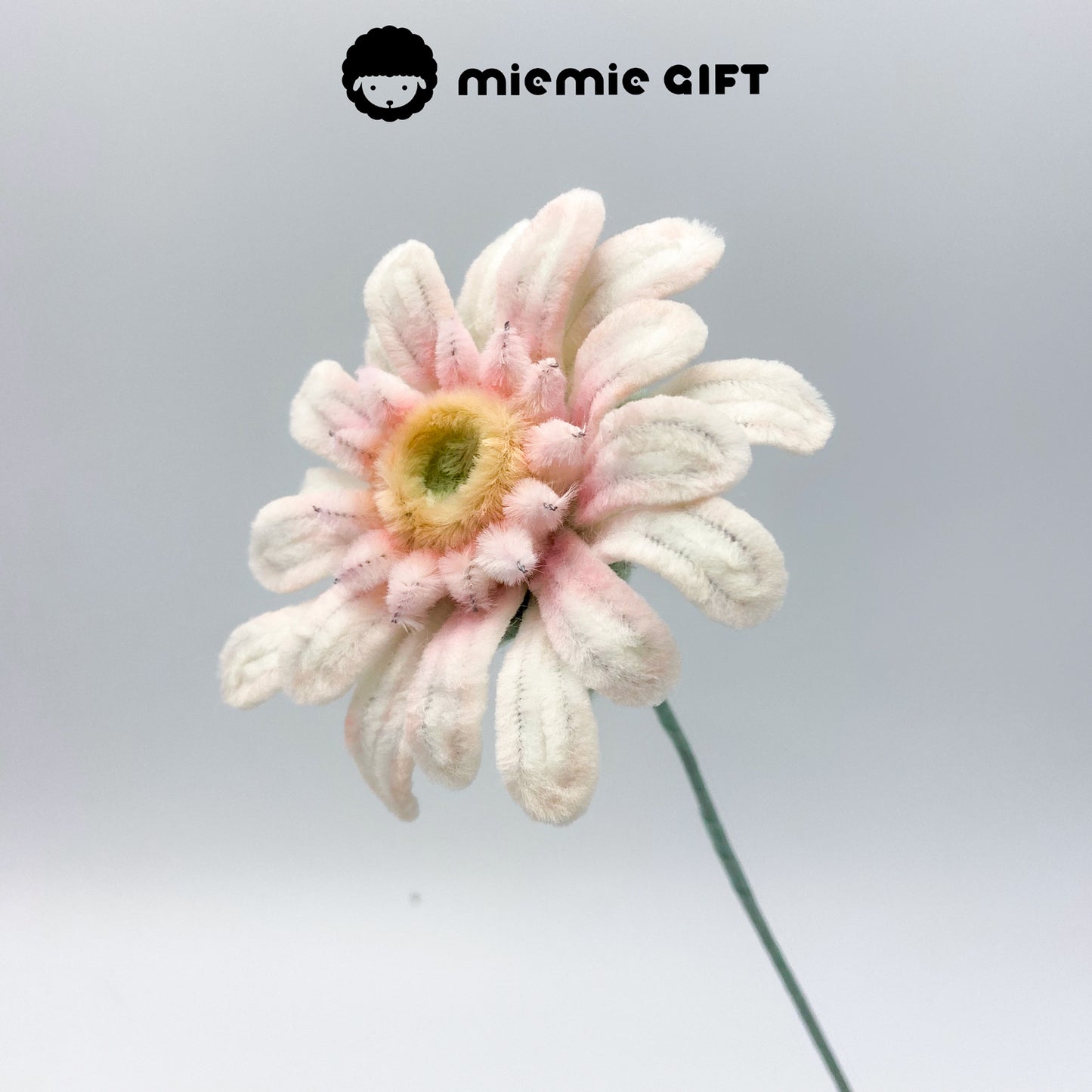 High-Quality White African Daisy Crafted with Chenille Stems: The dense material of the chenille stems ensures the daisy's petals are soft and long-lasting, perfect for handmade flower arrangements.