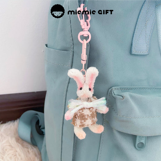 Cute Easter Bunny Keychain in White: This white wool pipe cleaner bunny keychain is perfect for adding a festive touch to your keys. High-density and handmade, it’s a delightful Easter craft.