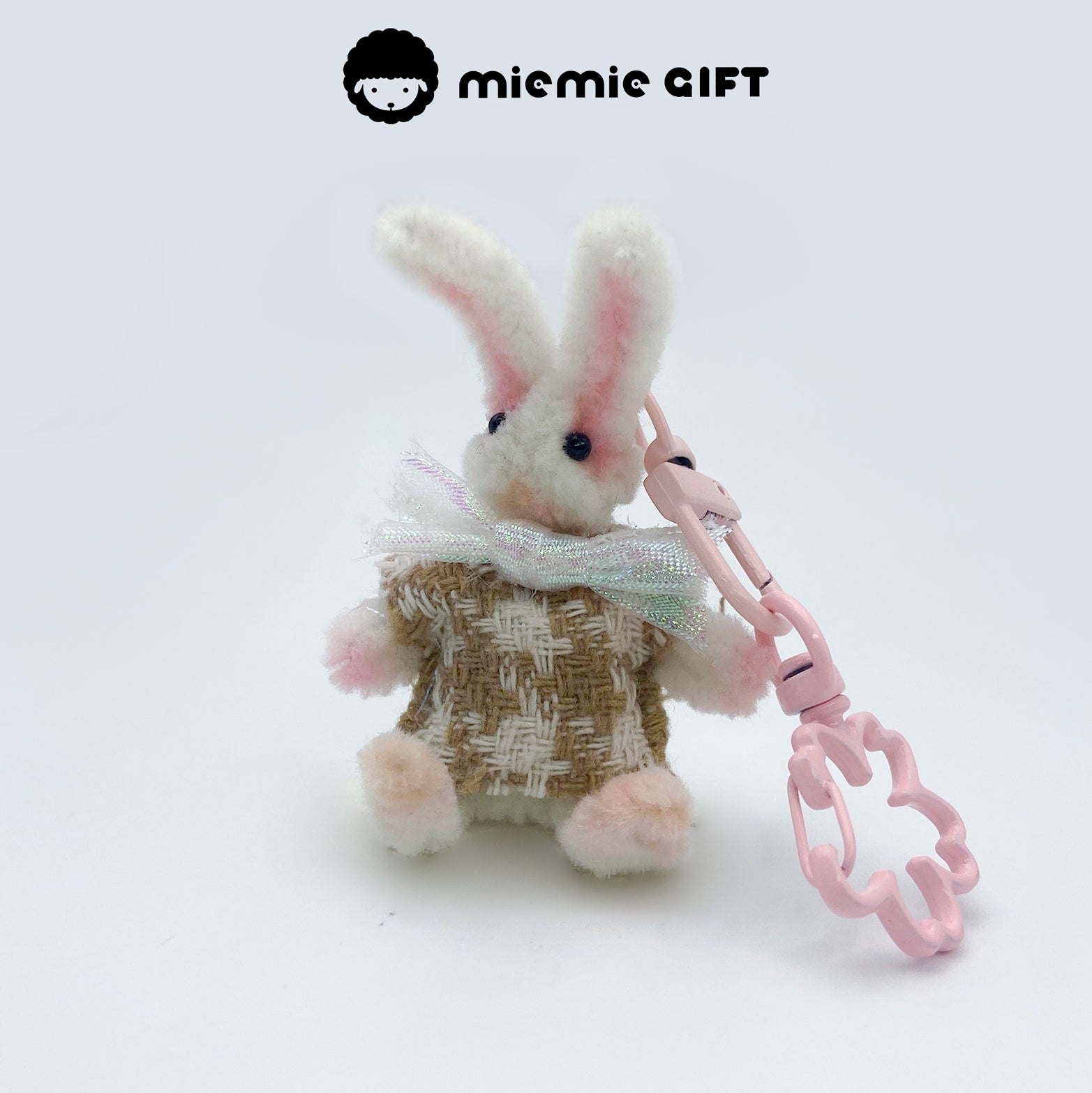 Handmade Easter Bunny Keychain in White: Made with high-density wool pipe cleaners, this white bunny keychain is a cute Easter accessory. Ideal for personalizing your keys with a festive touch.