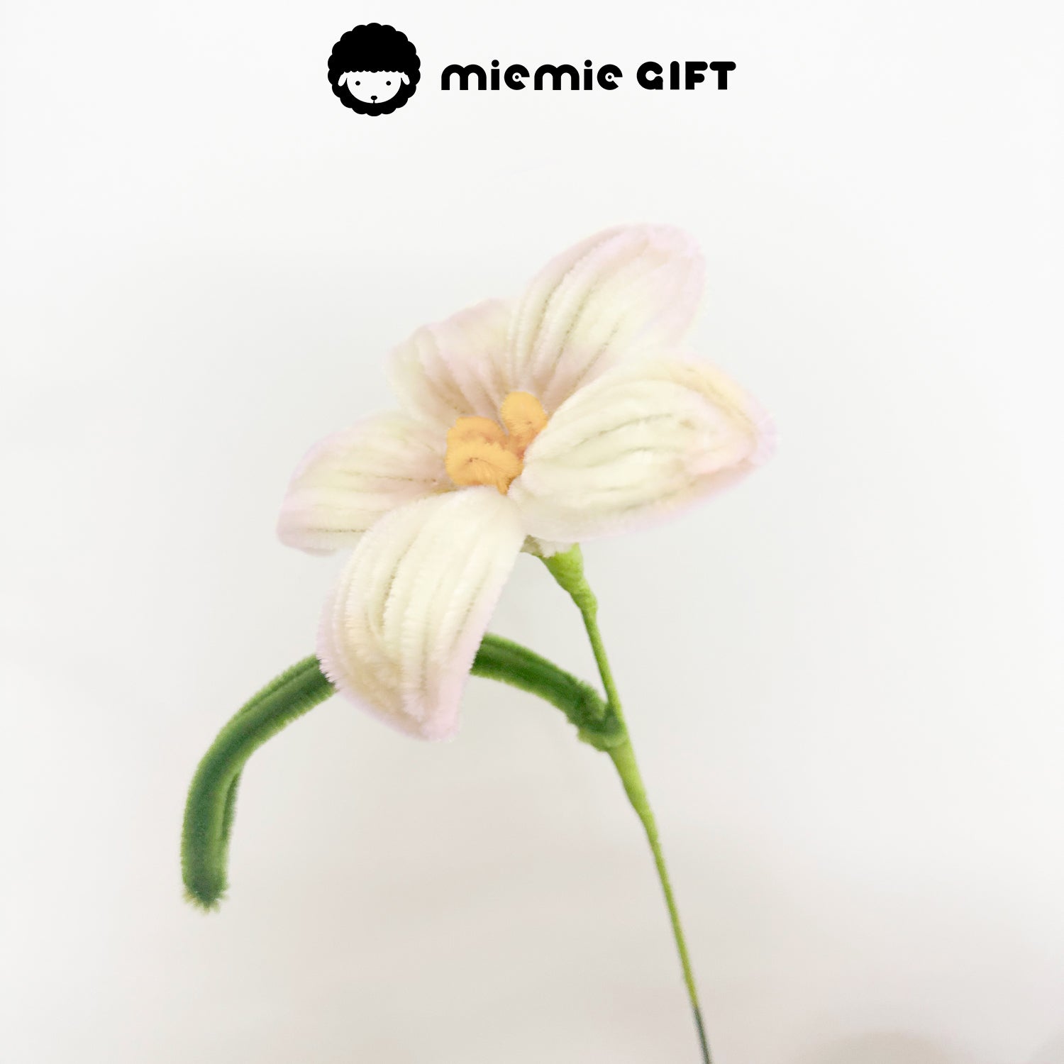 A delicate handmade white lily crafted from pipe cleaners. This DIY floral art is perfect for home décor, gifting, and craft projects. Create your own with MieMie Gift’s DIY flower kit.