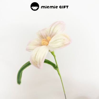 A delicate handmade white lily crafted from pipe cleaners. This DIY floral art is perfect for home décor, gifting, and craft projects. Create your own with MieMie Gift’s DIY flower kit.